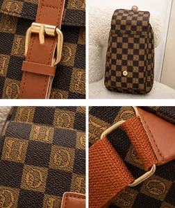Détail du sac à bandoulière à carreaux avec boucle magnétique dorée et sangle