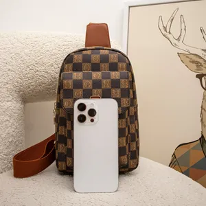 Sac de poitrine marron à carreaux avec bandoulière réglable et référence de taille téléphone
