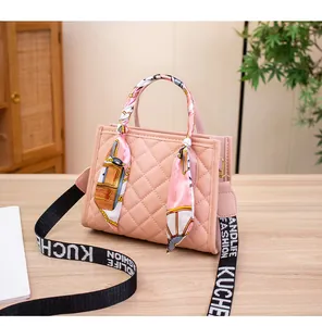 Detail der rosa gesteppten Handtasche mit Seidenschal-Griff und breitem Schultergurt