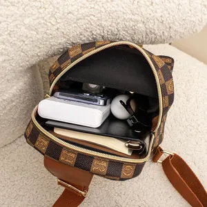 Sac bandoulière marron à damier avec intérieur spacieux pour téléphone et batterie externe