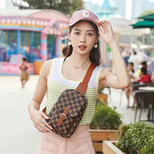 Sac de poitrine à damier chic avec imprimé monogramme et bandoulière en cuir réglable