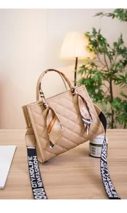 Detailansicht beige Stepptasche mit Seidenschal-Griff und breitem Logo-Schultergurt