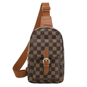 Sac de poitrine à carreaux avec bandoulière en cuir marron et boucle en métal