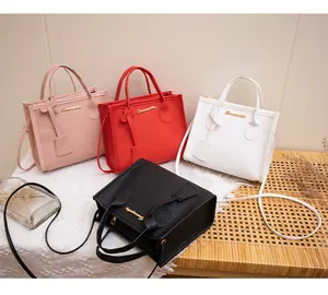 Borse a mano con motivo litchi in rosa, rosso, bianco e nero con dettagli logo dorati