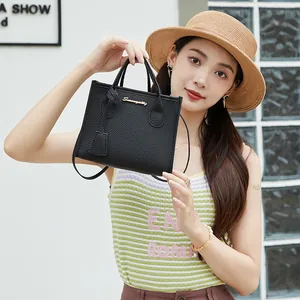 Borsa tote classica in pelle nera a grana con logo dorato e tracolla sottile