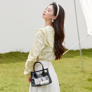 Borsa a tracolla in PVC trasparente con bordo nero e catena dorata da donna