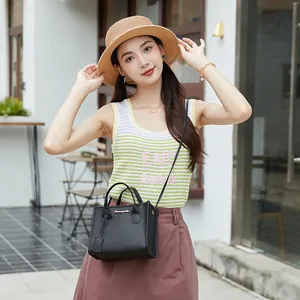 Mini borsa tote nera testurizzata con logo dorato e tracolla rimovibile elegante