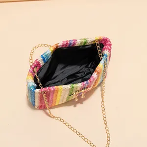 Bunte Regenbogen Flecht-Eimertasche mit eleganter goldener Kette für den Sommerurlaub
