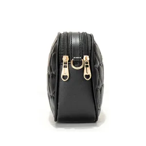 Bolso bandolera negro acolchado de corazón con doble cremallera y herrajes dorados