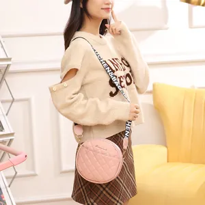 Petit sac rond rose matelassé avec broderie et large bandoulière en tissu pour femmes