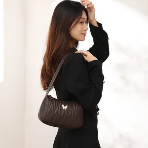 Elegante borsa a spalla marrone scuro trapuntata con farfalla dorata e raffinato motivo a V