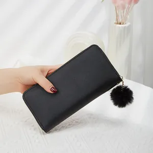 Elegante lange schwarze Damen-Geldbörse mit Herzbestickung und weichem Bommel-Anhänger