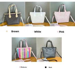 Colección de mini bolsos tote trenzados en marrón, blanco, rosa, negro y rayas de colores