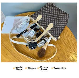 Vista detallada del interior del mini bolso tote marrón con estampado geométrico para diario