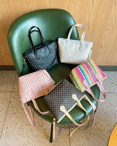 Detalle de bolsos tejidos con motivos geométricos y correas sobre una silla vintage