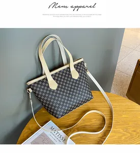 Detalle de bolso bandolera trenzado con asas beige sobre escritorio de madera minimalista
