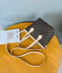 Vista de cerca de bolso retro con estampado circular sobre mesa de madera rústica