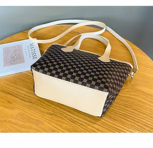 Vista superior del bolso bandolera retro con patrones geométricos en mesa madera