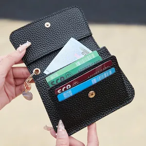 Mini portafoglio nero in pelle martellata con scomparti per carte e anello d'oro
