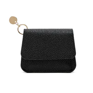Mini porta carte nero con trama a litchi, anello dorato e ciondolo in metallo