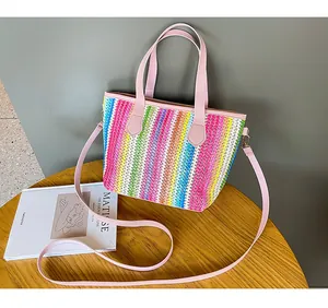 Detalle de mini bolso tejido colorido con correas rosas y ganchos metal dorados