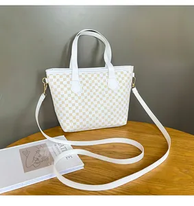 Detalle de un bolso blanco con patrones circulares amarillos en una mesa de madera