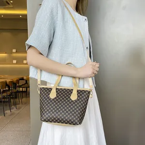 Bolso vintage marrón con asas de cuero crema y patrón tejido con correa ajustable