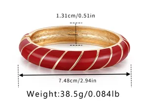 Dettaglio del bracciale in smalto rosso e oro con strisce diagonali e dimensioni esatte