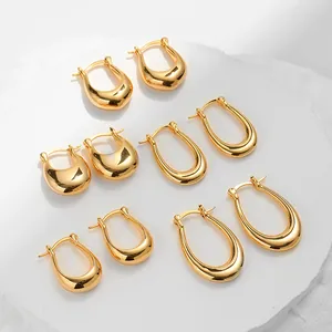 Dettaglio del set di orecchini a cerchio placcati oro 18K con forme geometriche e a goccia