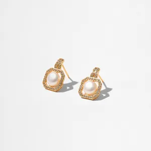Détail de boucles d'oreilles perles baroques vintage avec cadres dorés et zircons