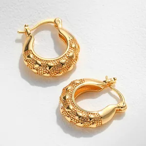 Dettaglio degli orecchini in metallo testurizzato placcati oro 18K con cuori a rilievo