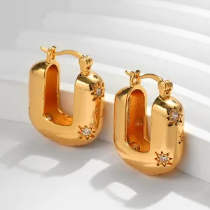 Dettaglio orecchini a U placcati oro 18K con incastonatura di zirconi a stella