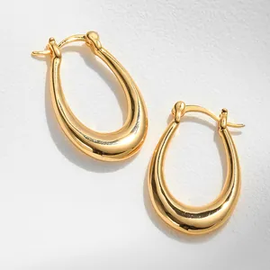 Dettaglio dei cerchi a forma di U placcati in oro 18K con finitura lucida