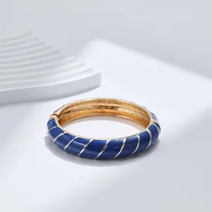 Bracciale rigido vintage con spirale in smalto blu e interno in metallo dorato
