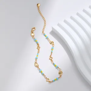 Tobillera bohemia de latón chapado en oro de 18K con cuentas azules y dijes de trébol