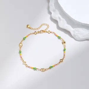 Tobillera bohemia bañada en oro de 18K con cuentas de colores y dijes de trébol
