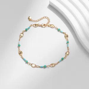 Detalle de la tobillera bañada en oro de 18K con cuentas turquesas y colgante de sol