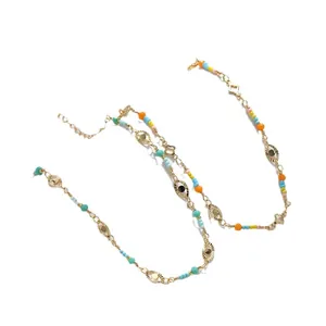 Tobillera bohemia bañada en oro de 18K con cuentas de colores y dijes de mal de ojo