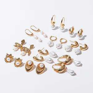 Set de boucles d'oreilles perles baroques avec accents dorés vintage sur fond blanc