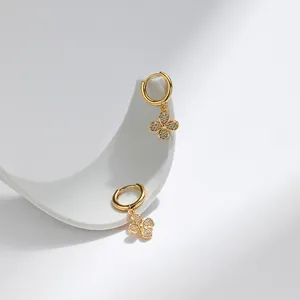 Boucles d'oreilles créoles en laiton plaqué or 18K avec trèfle serti de zircons