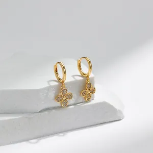 Détail de boucles d'oreilles trèfle en laiton plaqué or 18K avec pavé de zircons