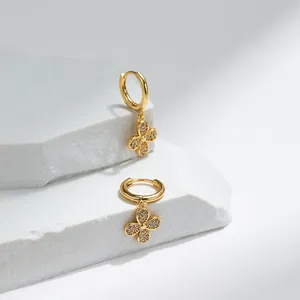 Boucles d'oreilles créoles en laiton plaqué or 18K avec trèfles sertis de zircon