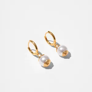 Vue détaillée des boucles d'oreilles créoles en laiton plaqué or 18K avec perle élégante