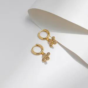 Boucles d'oreilles créoles en laiton plaqué or 18 carats avec trèfles sertis de zircons