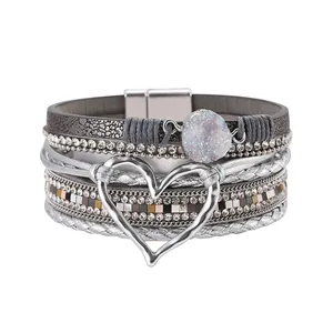 Detail van bohemien meerlaagse wikkelarmband met zilveren hartje en magnetische sluiting