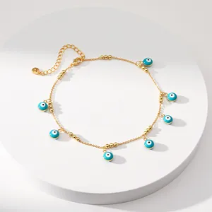 Détail de la chevillère en laiton plaqué or 18K avec breloques œil bleu et fermoir mousqueton
