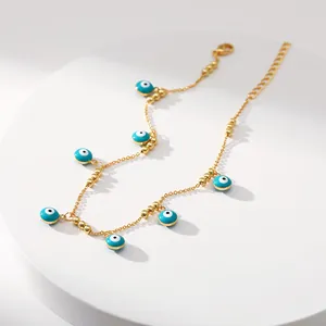 Détail de la chevillère plaquée or 18K avec breloques œil bleu et fermoir mousqueton