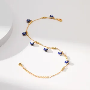Vue détaillée de la chevillère plaquée or 18K avec breloques œil bleu en émail