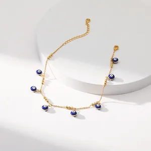 Vue détaillée de la chevillère plaquée or 18 carats avec breloques œil bleu et fermoir mousqueton