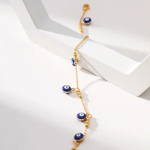 Vue détaillée de la chevillère plaquée or 18K avec breloques Œil d'Odeur bleues et perles